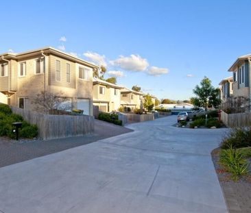 Family Home in quiet small complex - Photo 1