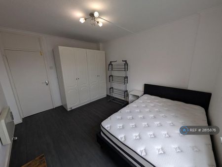1 bedroom in a flat share to rent - Photo 2