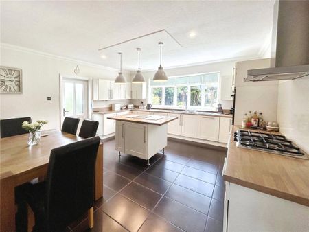 5 bedroom detached house to rent - Photo 3