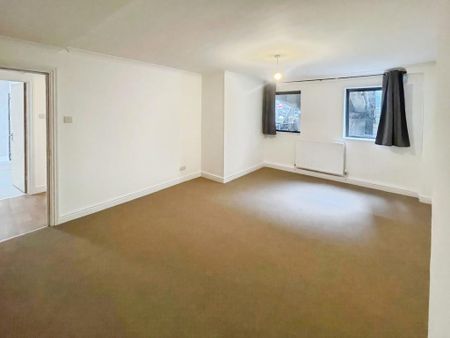 3 bedroom flat to rent - Photo 2