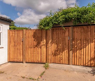 Large Victorian semi-detached Room One - Photo 3