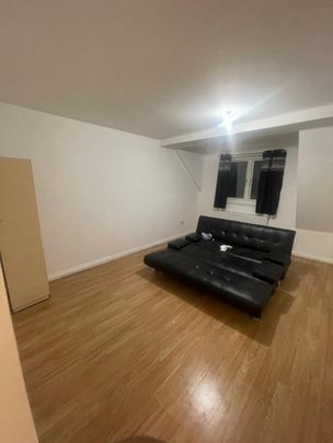 1 Bed Flat, Station Parade, IG11 - Photo 1