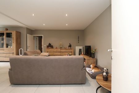 PRACHTIG INSTAPKLAAR RUIM APPARTEMENT MET PRIVETUIN - Foto 5