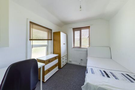 4 bedroom House To Let - Photo 5