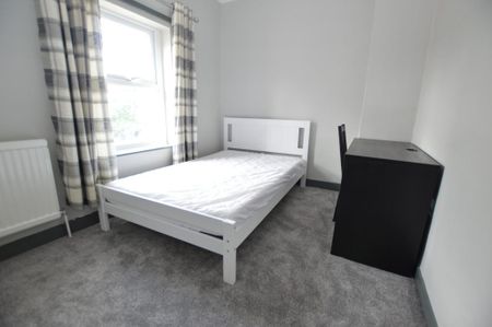 4 bedroom end of terrace house to rent - Photo 4