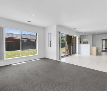 6 Condamine Avenue, Manor Lakes. - Photo 4