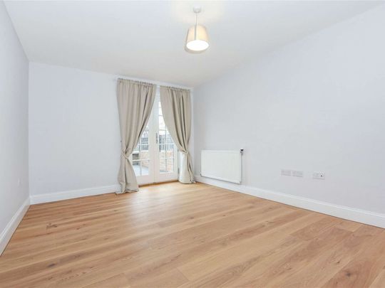 A modern three double bedroom first floor apartment with large terrace situated in a modern development in the heart of Eton. - Photo 1