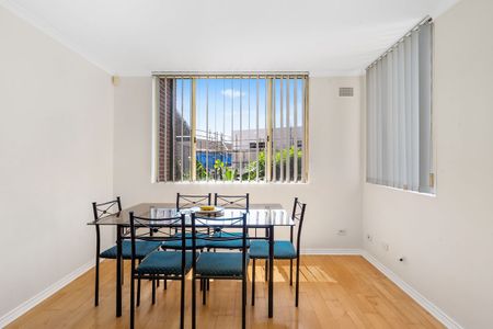 Sunlit Townhouse Offering Space, Comfort and Lifestyle Convenience - Photo 2