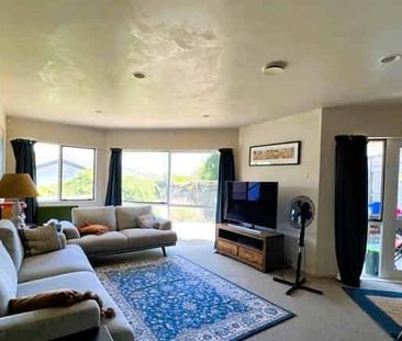 Sunny 3-Bedroom Home with Privacy and Comfort - Photo 4