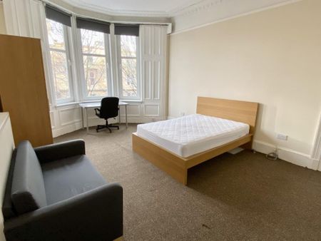 3 bedroom flat to rent - Photo 2
