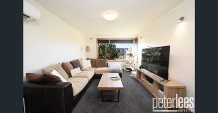 Charming Three Bedroom Home in Ravenswood - Photo 2