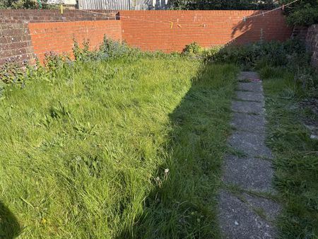 3 bedroom flat to rent - Photo 4