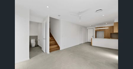 Large Brand New 3 Bedroom Townhouse - Photo 2