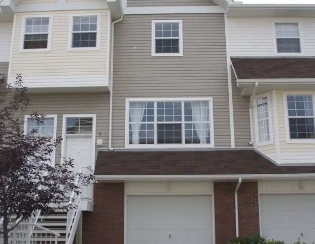 Tuscany Townhouse 3 Bedrooms for rent near LRT — 3 Bedrooms+ Den Townhouse - Photo 1