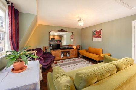 Exquisite one bedroom top floor apartment in central Bath offered furnished. - Photo 3