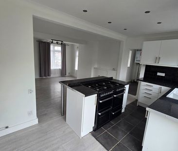 3 Bed Semi-Detached House, Merryoak Green, SO19 - Photo 5