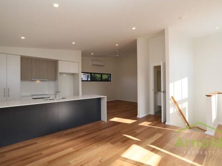 Thoughtfully designed 2-bedroom townhouse - Photo 4