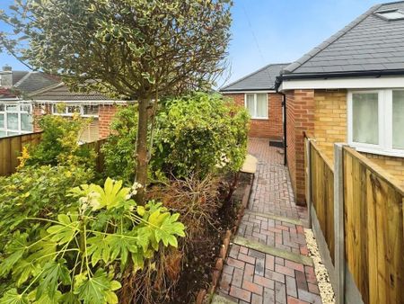 3 bedroom detached bungalow to rent - Photo 3