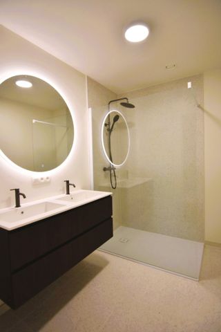 Gloednieuw 2-slpk appartement in moderne woonresidentie met vijverzicht - Photo 3