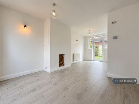 3 bedroom semi-detached house to rent - Photo 2
