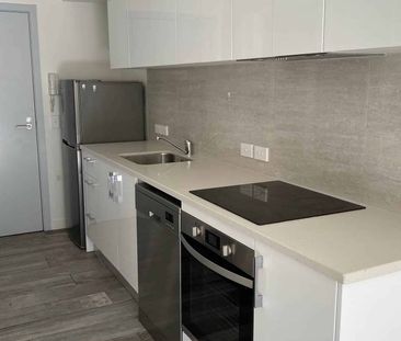 Modern One Bedroom Apartment for Rent - Photo 3