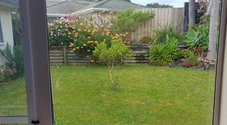 UNDER OFFER Haruru Studio/ Bedsit with Garden - Photo 2