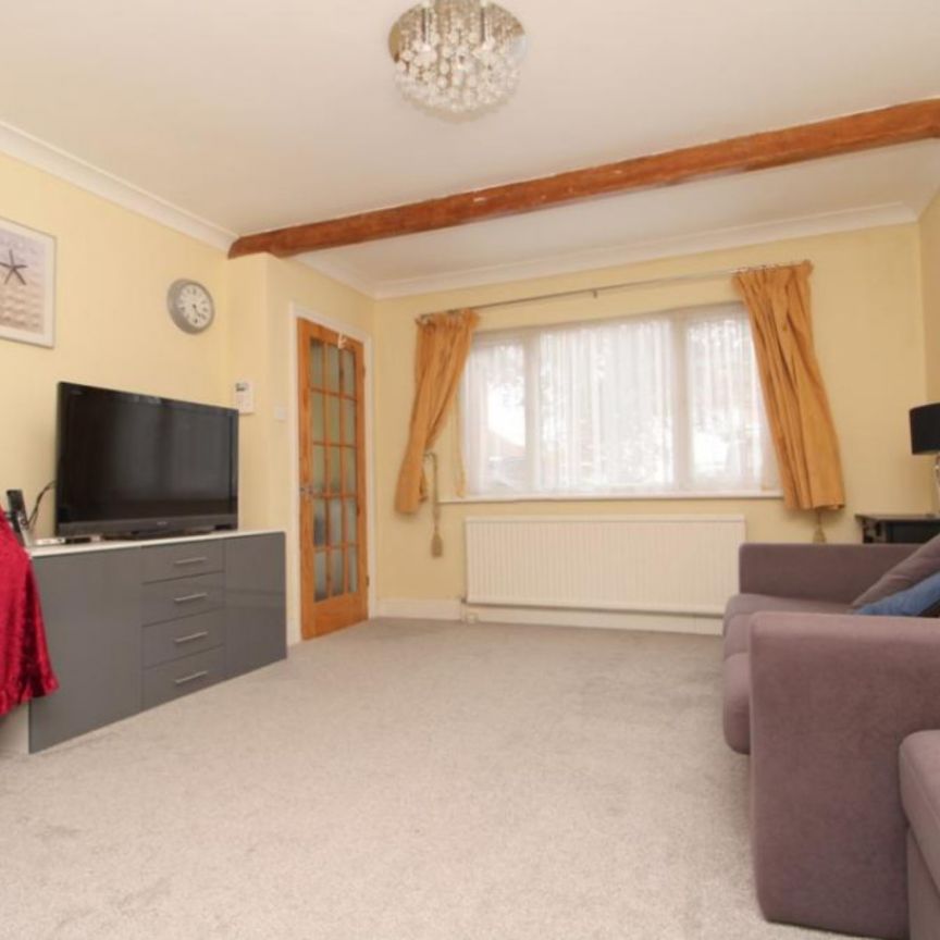 3 bedroom Semi-detached house to rent - Photo 1