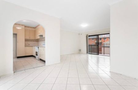 Light-Filled 3 Bedroom Unit in Prime Punchbowl Location - Photo 2