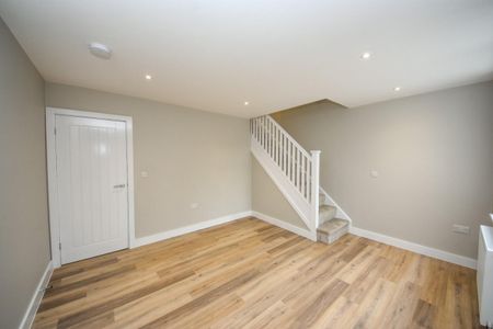 3 bed House - End Terrace for Rent - Photo 2