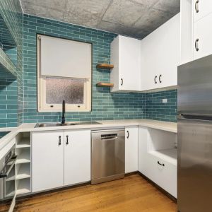 Charming Renovated Two-Bedroom Apartment in Prime St Kilda Location - Photo 2