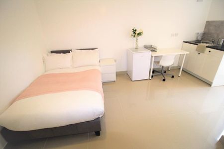 3 bedroom flat to rent - Photo 3
