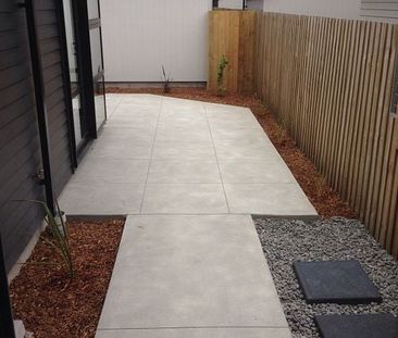 Private 3 Bedroom Standalone Townhouse With Garage - Photo 2