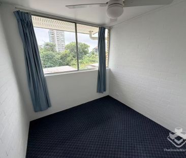 Spacious Apartment with City Glimpses in the Heart of Highgate Hill - Photo 2