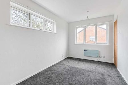 Lambourne Avenue, Aylesbury, HP21 - Photo 3