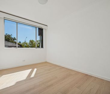 Newly Updated and Light Filled Apartment With Harbour Views - Photo 2