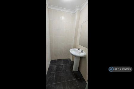 4 bedroom flat to rent - Photo 3