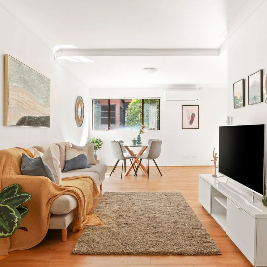 Style, Light and Location in a Courtyard Apartment - Photo 1