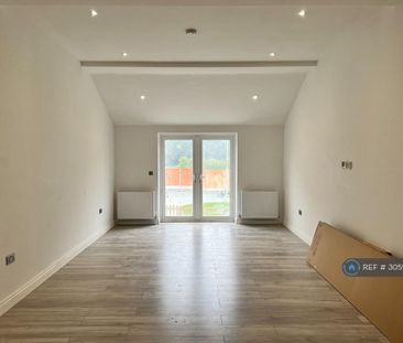 3 bedroom flat to rent - Photo 1