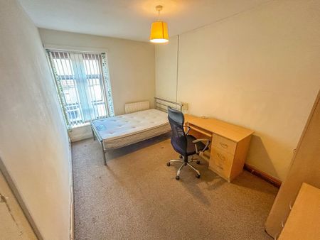 1 bedroom in a house share to rent - Photo 2