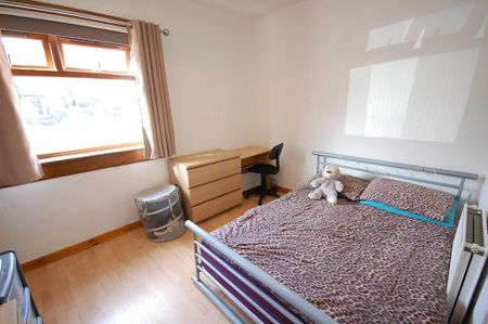 3 bedroom flat to rent - Photo 4