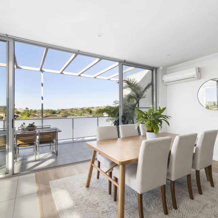 Sunlit Top-Floor Apartment with Coastal Views & City Convenience - Photo 1