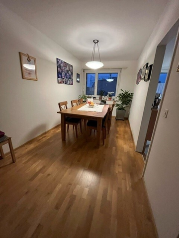 Helle 3 1/2-Zimmerwohnung im 4. OG an zentraler Lage - Photo 2