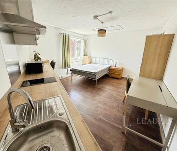 Studio to rent - Photo 1