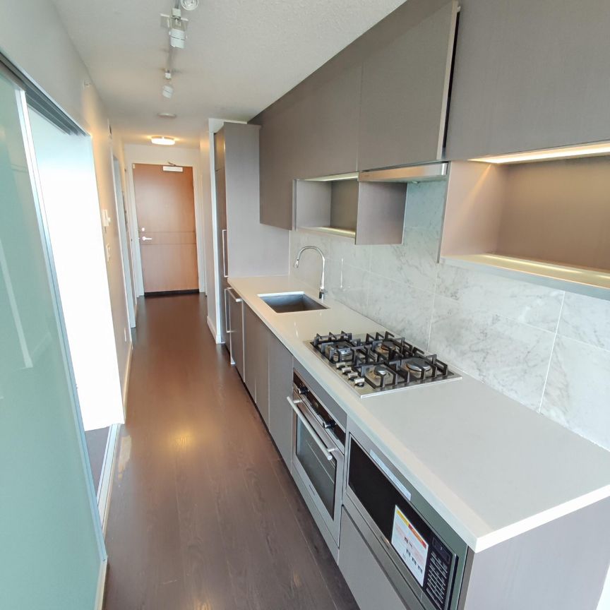 Park Avenue. One Bedroom Close to King George Skytrain Station - Photo 1