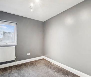 3 bedroom flat in London - Photo 5