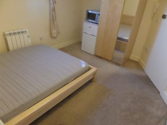 1 bedroom in a house share to rent - Photo 1