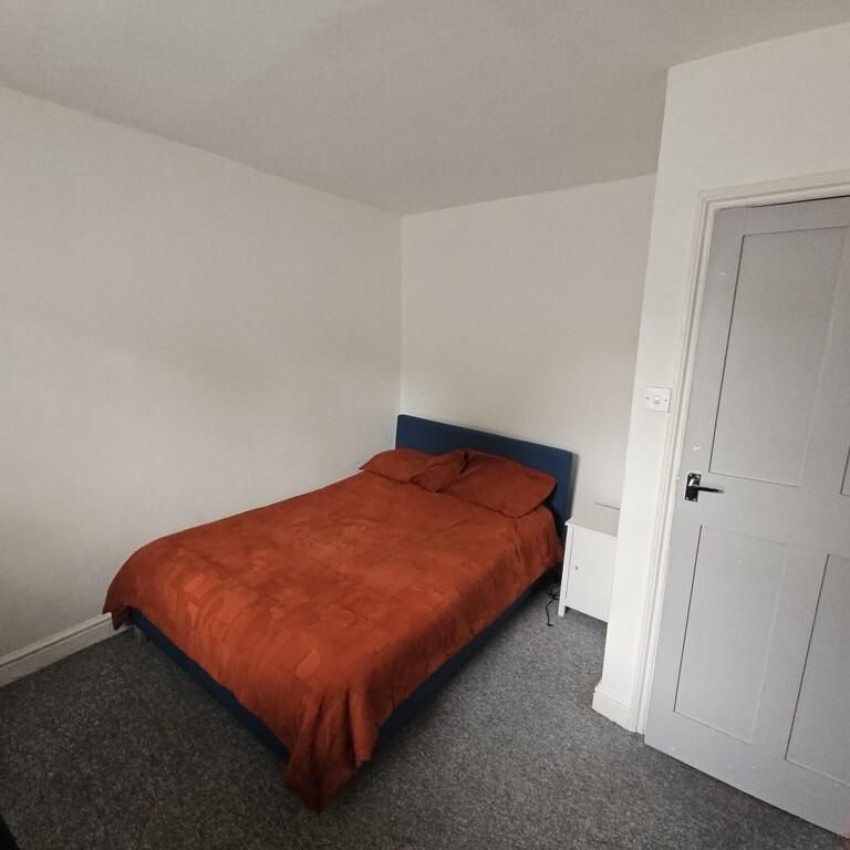 1 bedroom in a flat share to rent - Photo 1