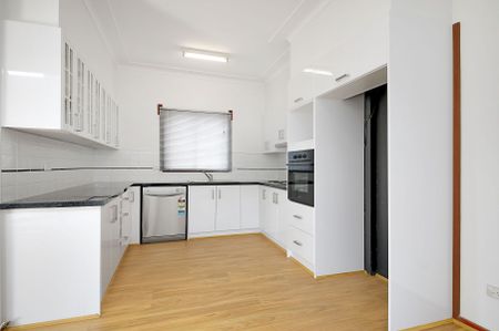 SPACIOUS FAMILY HOME - Photo 3