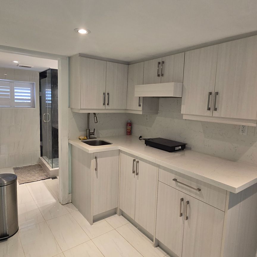 For Lease - 1078 Sawyer Avenue, Mississauga, Ontario - Photo 1