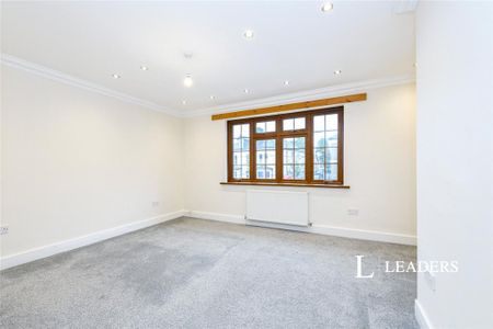 4 bedroom semi-detached house to rent - Photo 3